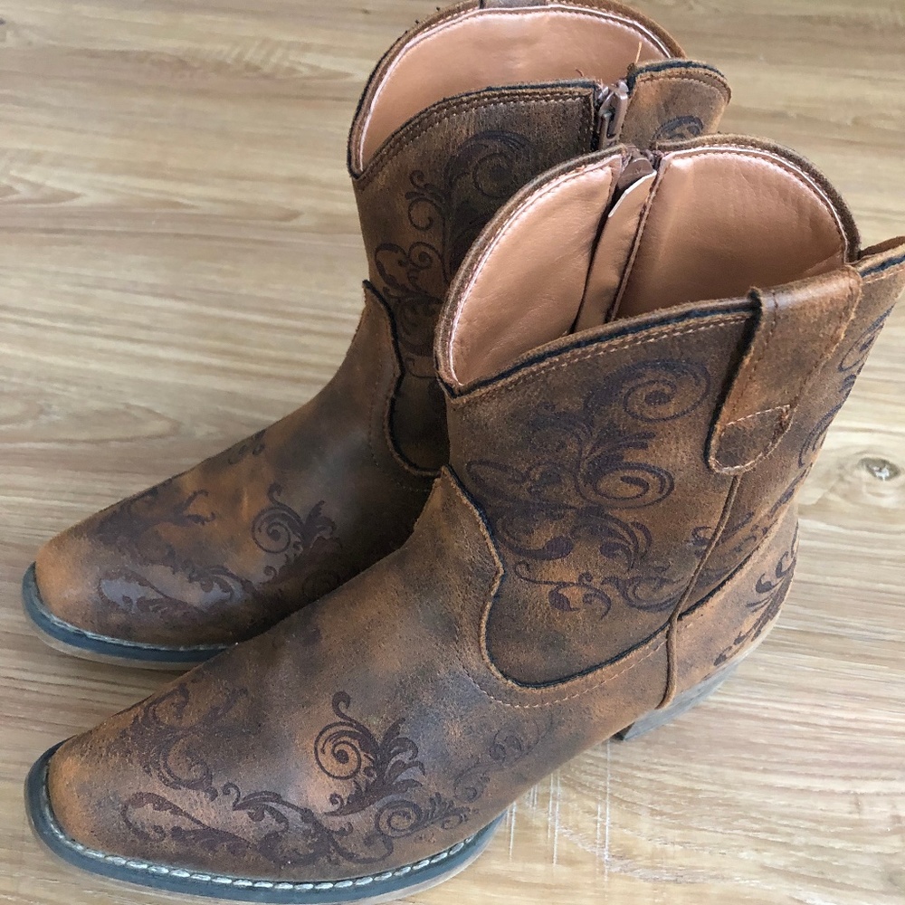 Roper Ankle Boots -8.5 - 1.5 inch heel - zipper closure